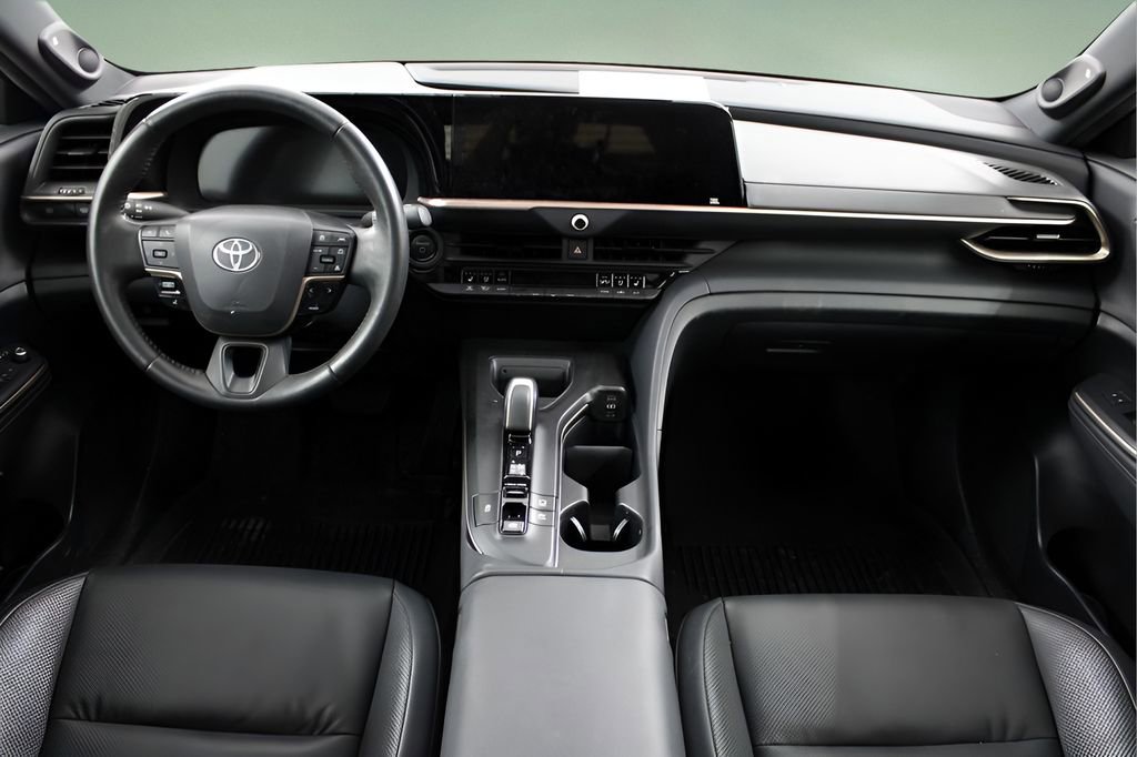 Used 2023 Toyota Crown Limited image 22
