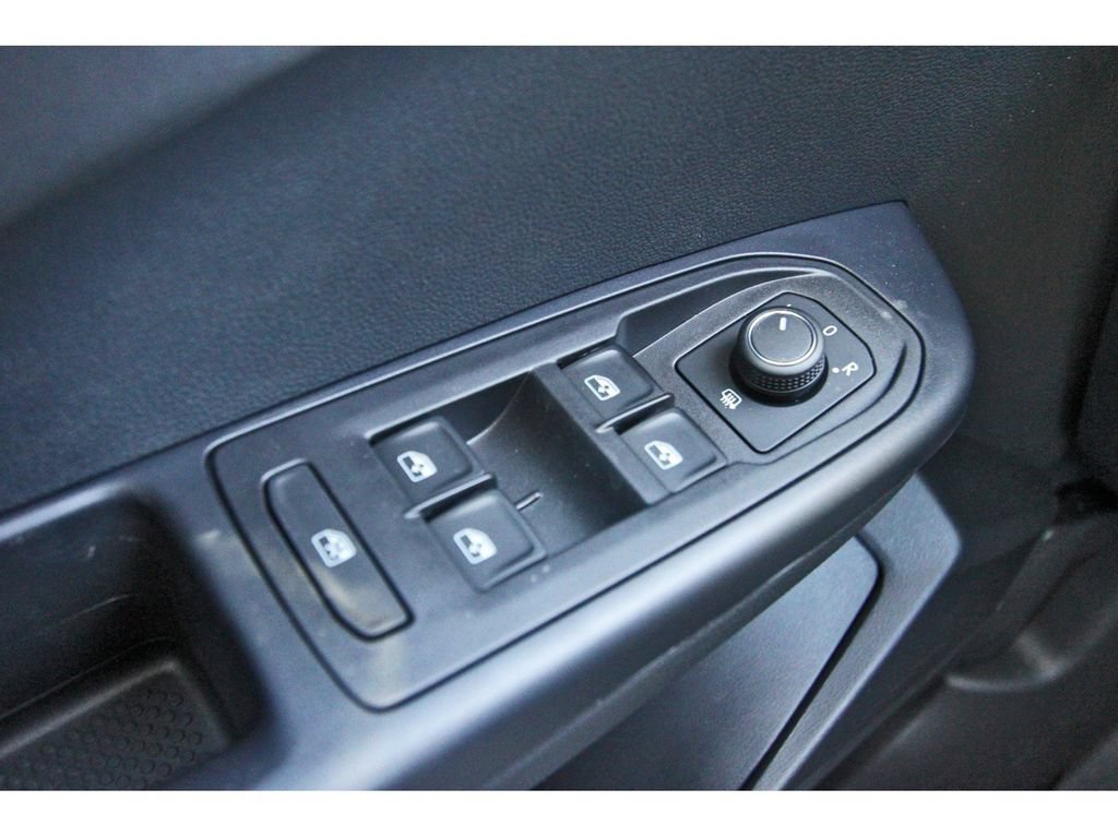 Certified 2025 Volkswagen Taos SE FWD image 21