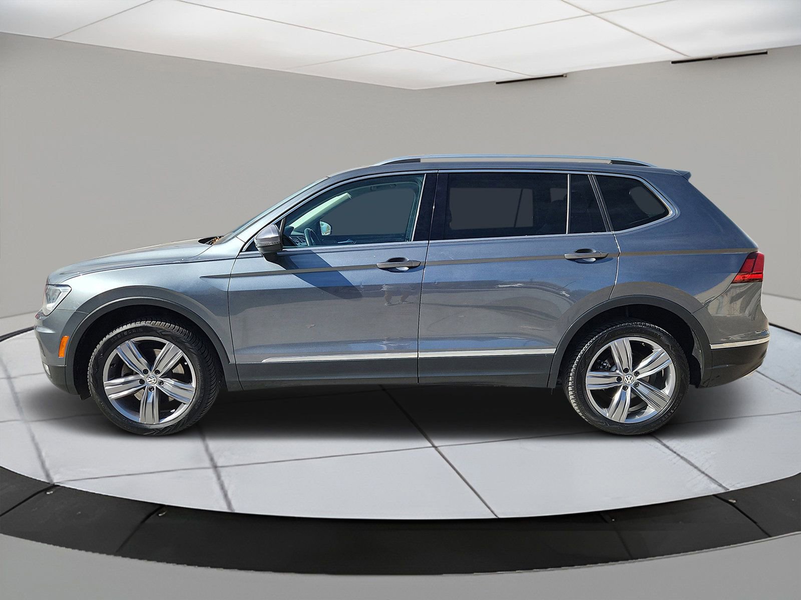Used 2020 Volkswagen Tiguan SEL image 2