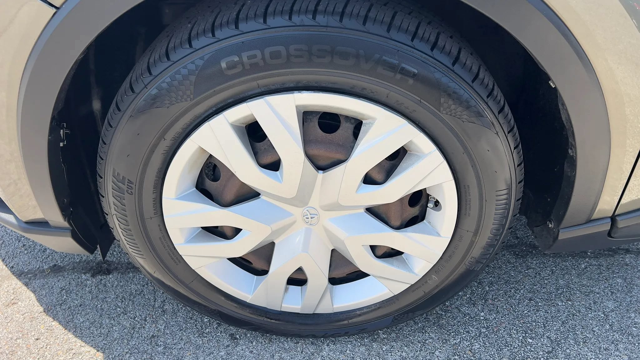 Used 2021 Toyota C-HR LE FWD image 10