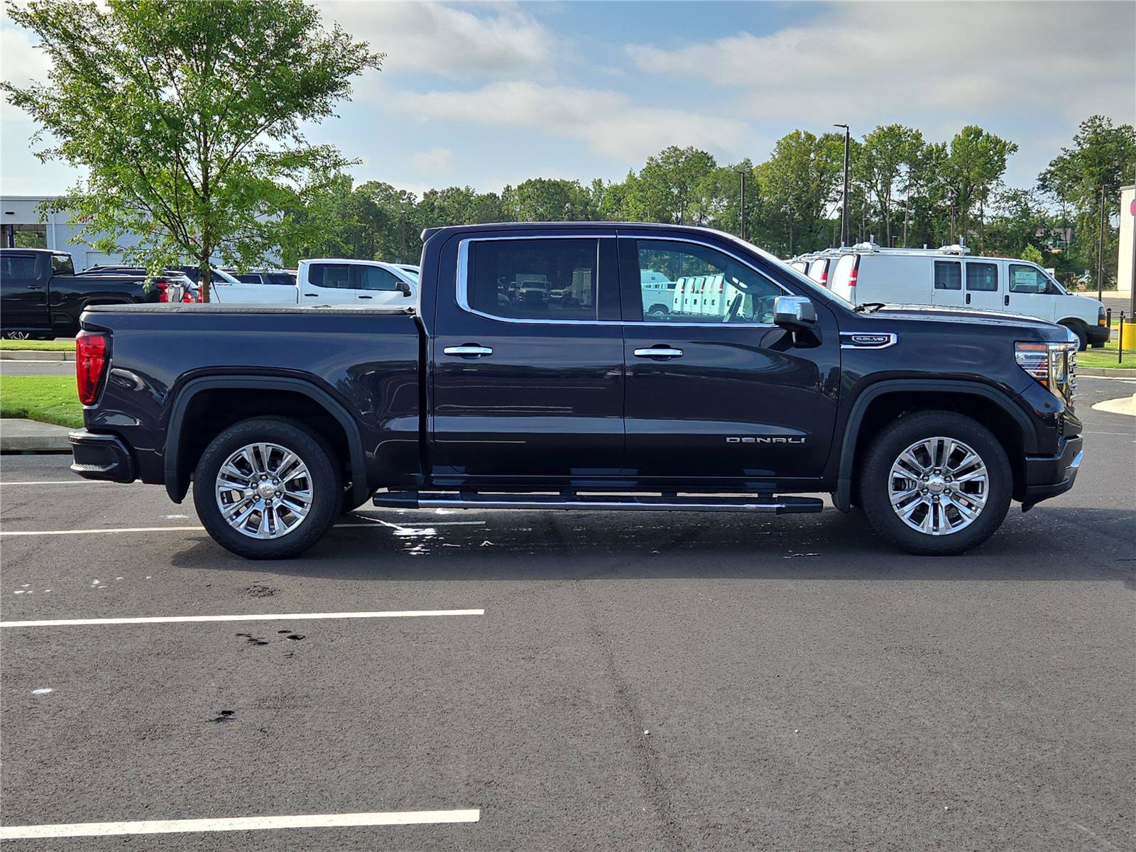 Used 2023 GMC Sierra 1500 Denali w/ Technology Package AWD/4WD image 8