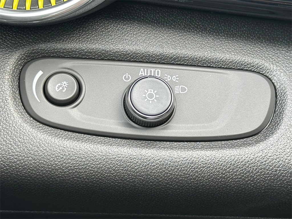New 2025 Chevrolet Trax ACTIV w/ Sunroof Package image 31