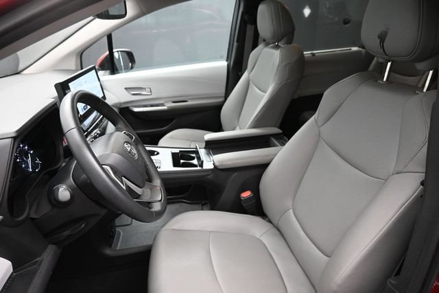 Used 2025 Toyota Sienna XLE FWD image 15
