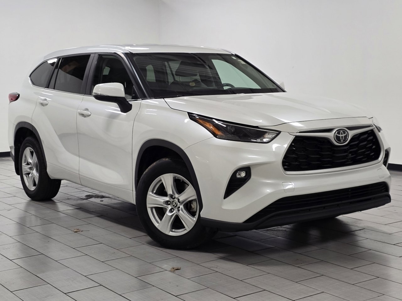 Certified 2023 Toyota Highlander LE image 2