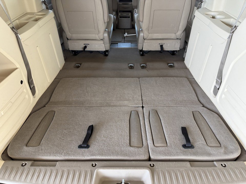 Used 2008 Chrysler Town & Country Touring FWD image 28