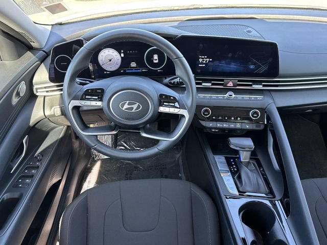Used 2025 Hyundai Elantra SEL FWD image 22