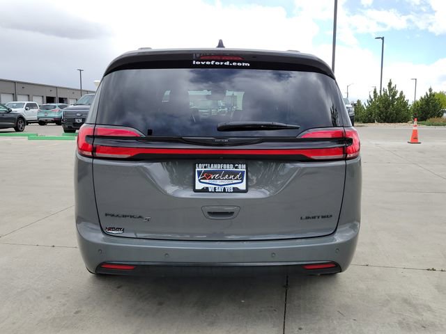 Used 2025 Chrysler Pacifica Limited FWD image 4