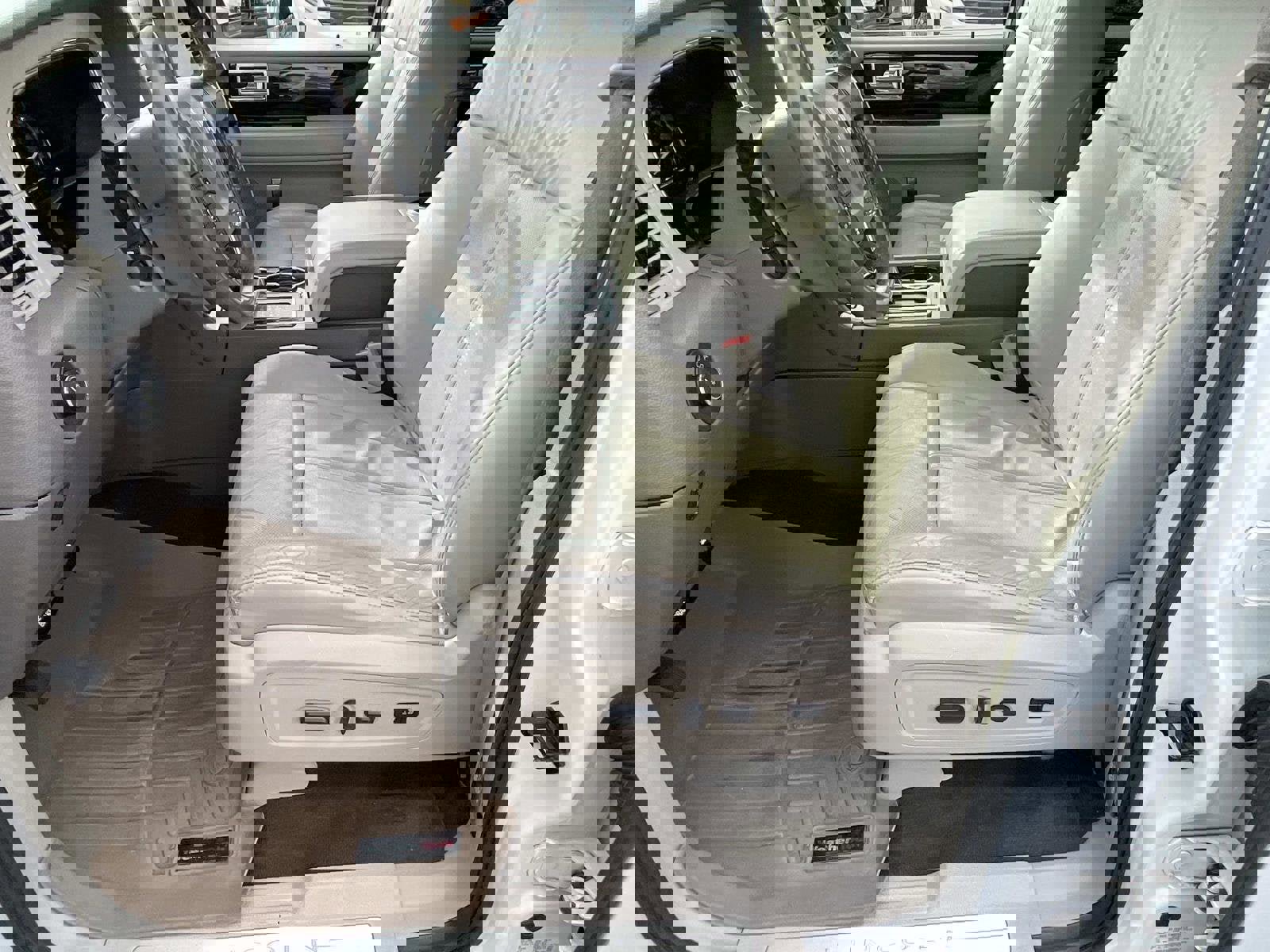 Used 2016 Lincoln Navigator Select image 16