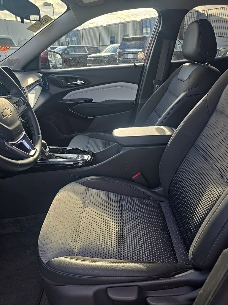Used 2025 Chevrolet Trax LT w/ LT Convenience Package image 5