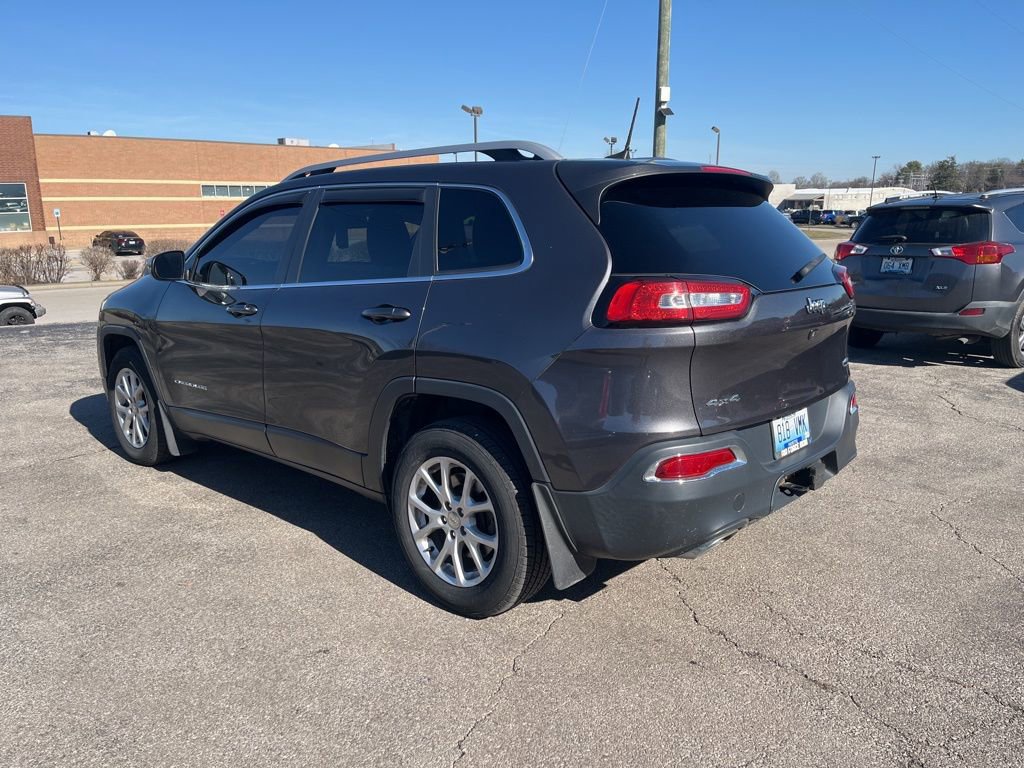 Used 2016 Jeep Cherokee Latitude AWD/4WD image 4
