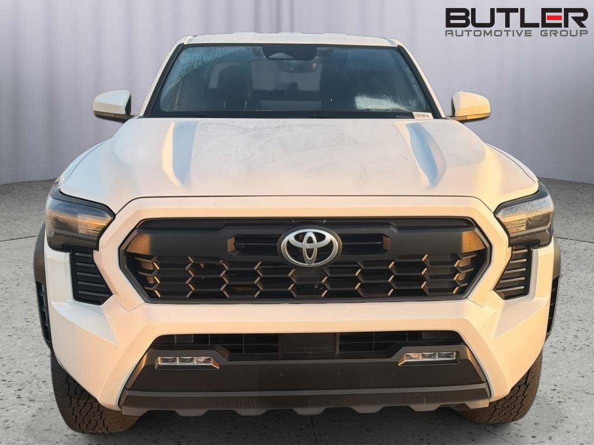 Certified 2024 Toyota Tacoma TRD Off-Road AWD/4WD image 9
