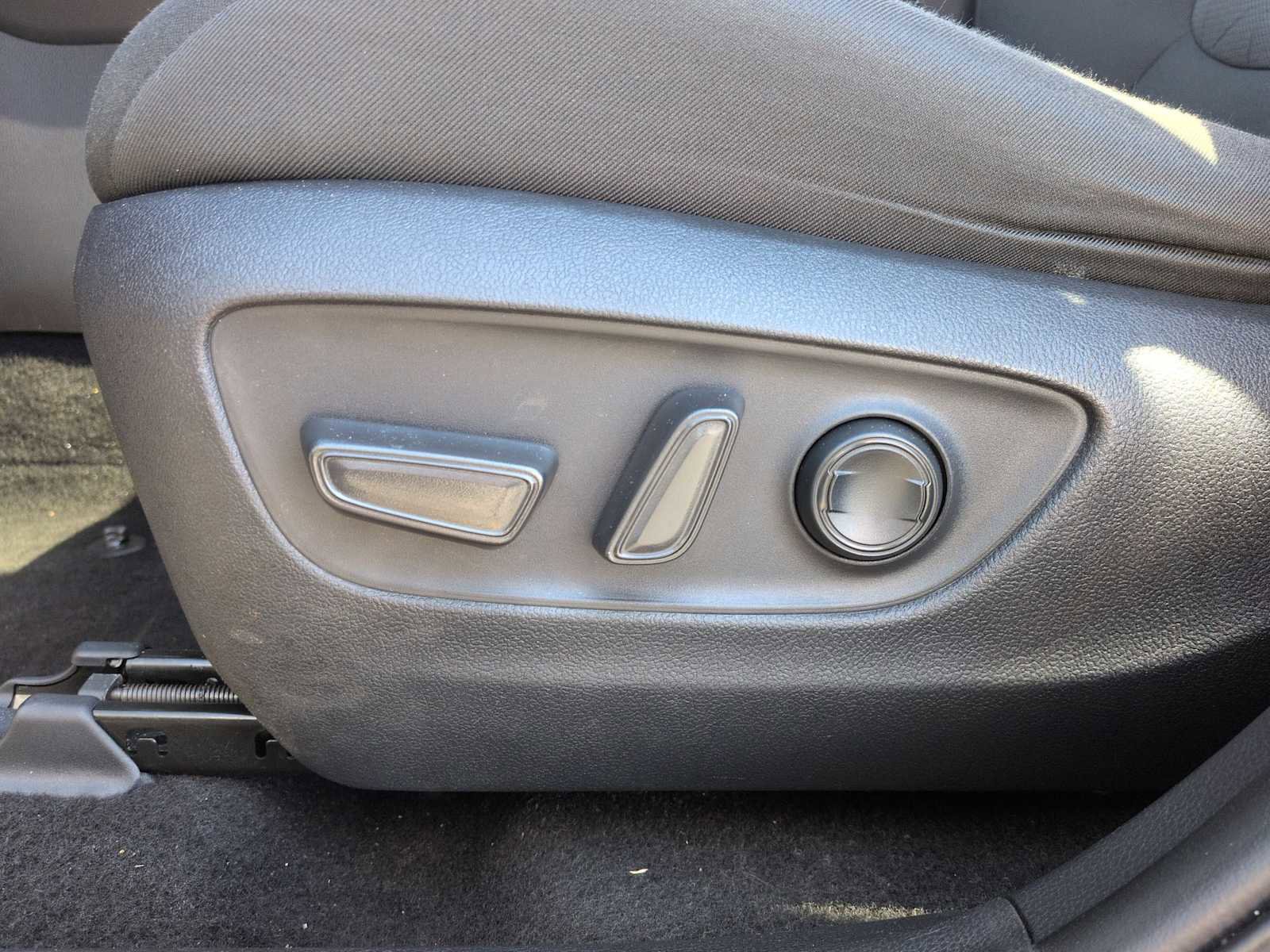 Used 2020 Toyota RAV4 XLE w/ Convenience Package image 18