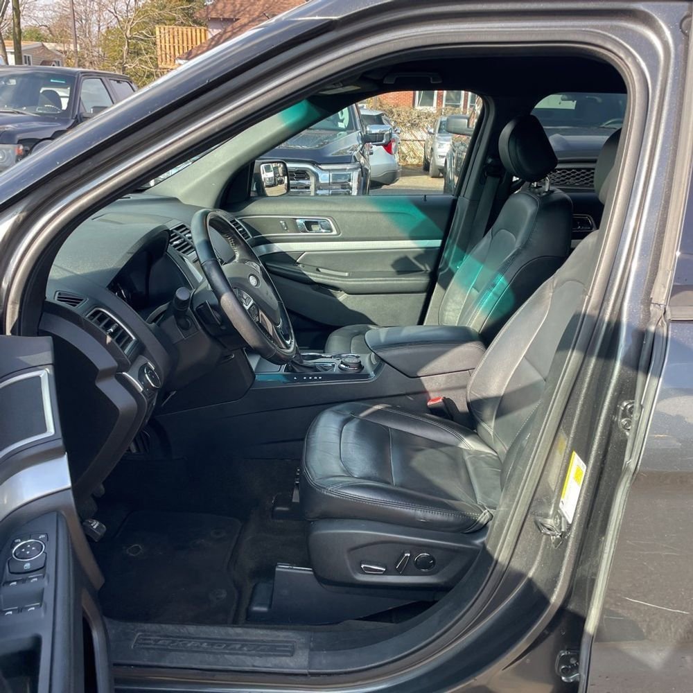 Used 2016 Ford Explorer XLT w/ Equipment Group 202A image 7