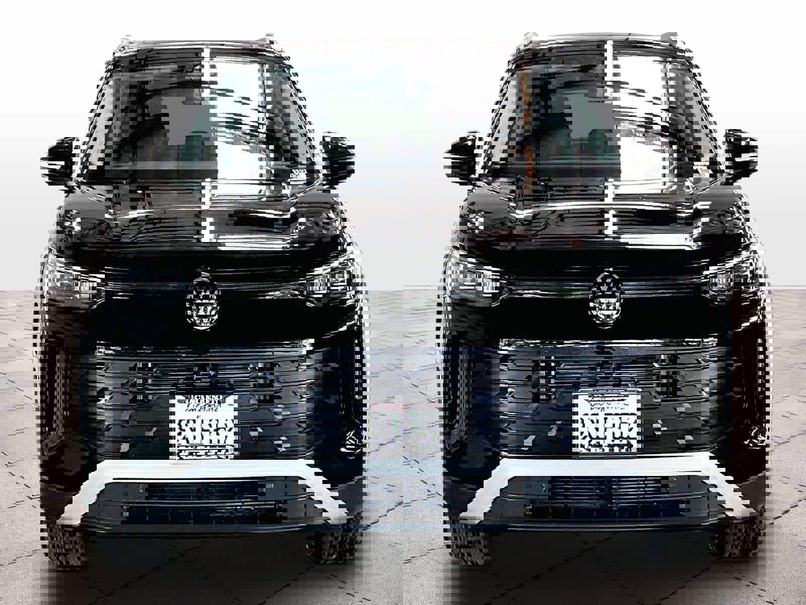 Used 2025 Volkswagen Tiguan SE w/ Panoramic Sunroof Package image 3