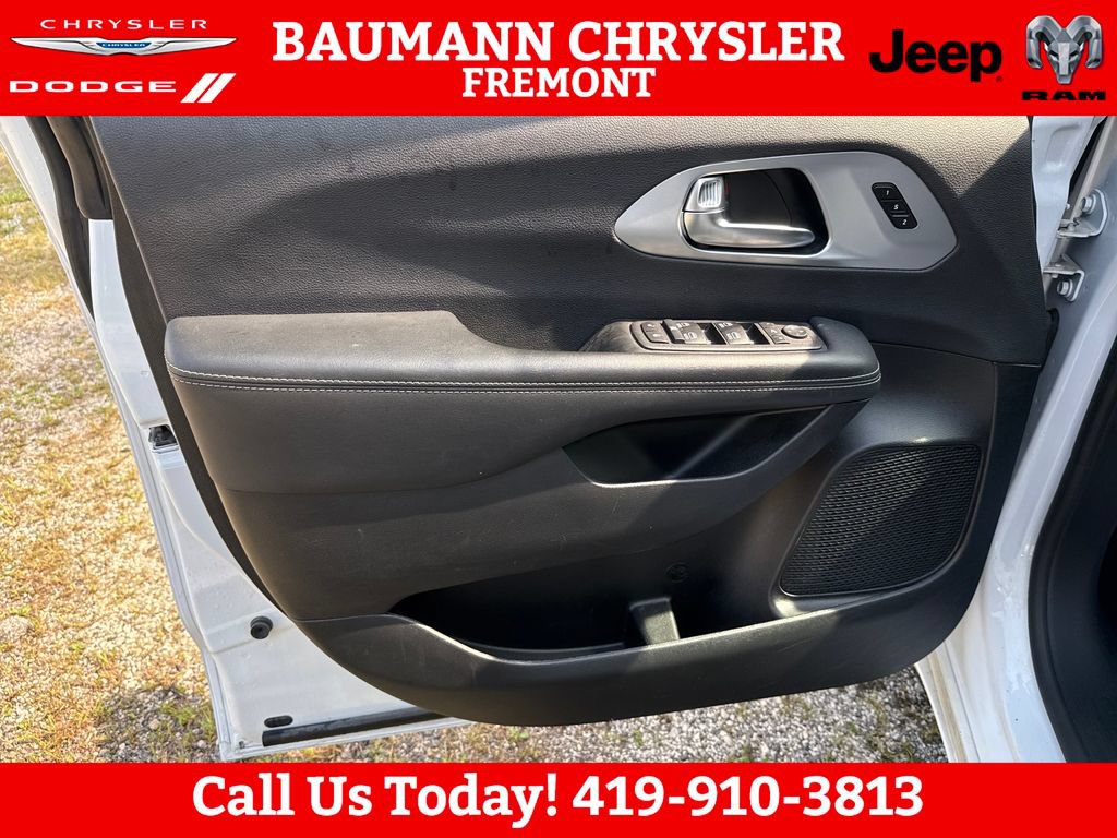 Used 2025 Chrysler Pacifica Limited FWD image 10