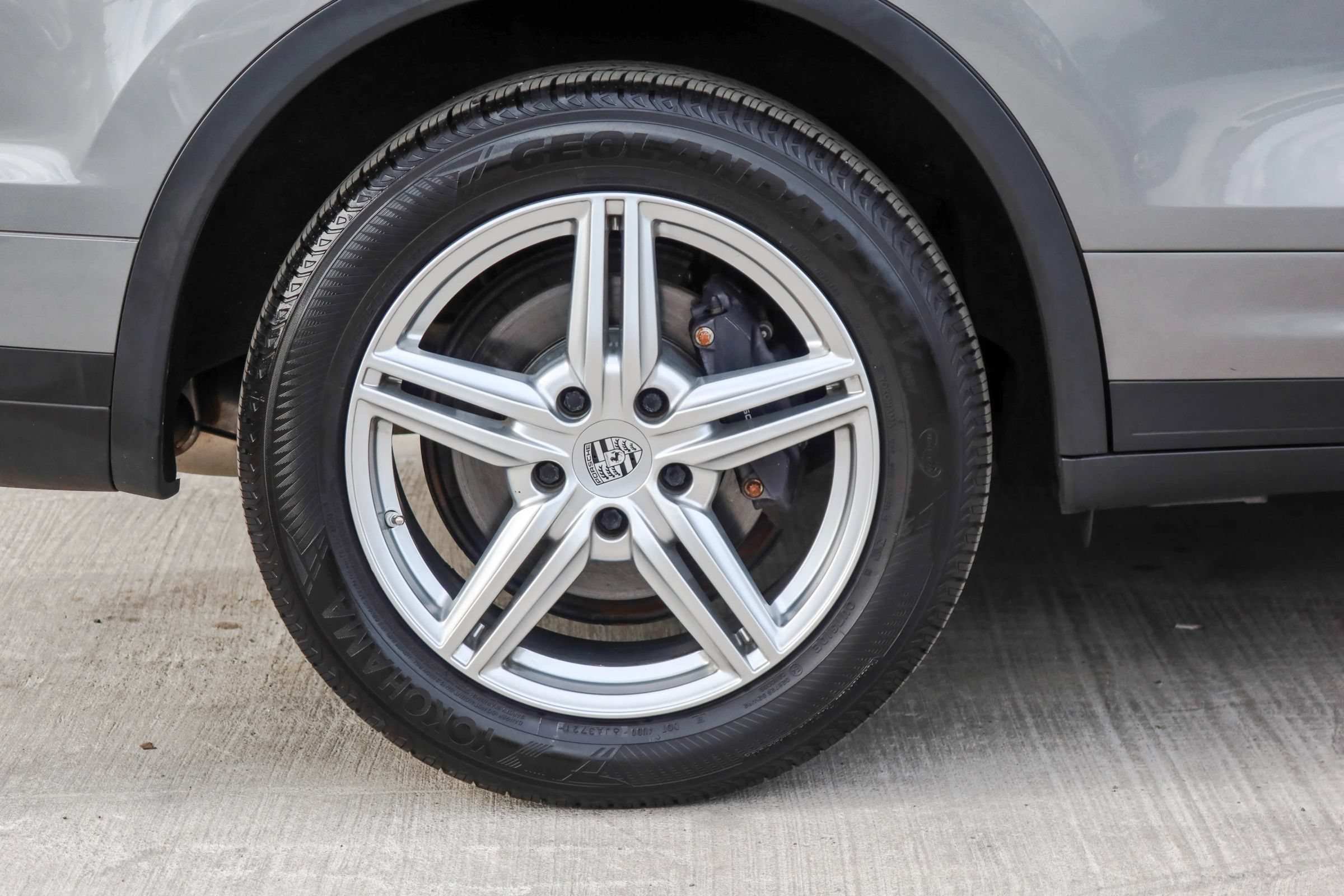 Used 2016 Porsche Cayenne w/ Premium Package AWD/4WD image 28