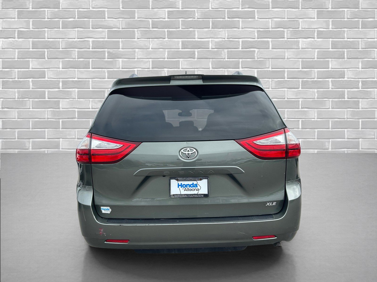 Used 2018 Toyota Sienna XLE w/ Carpet Mat Package image 4