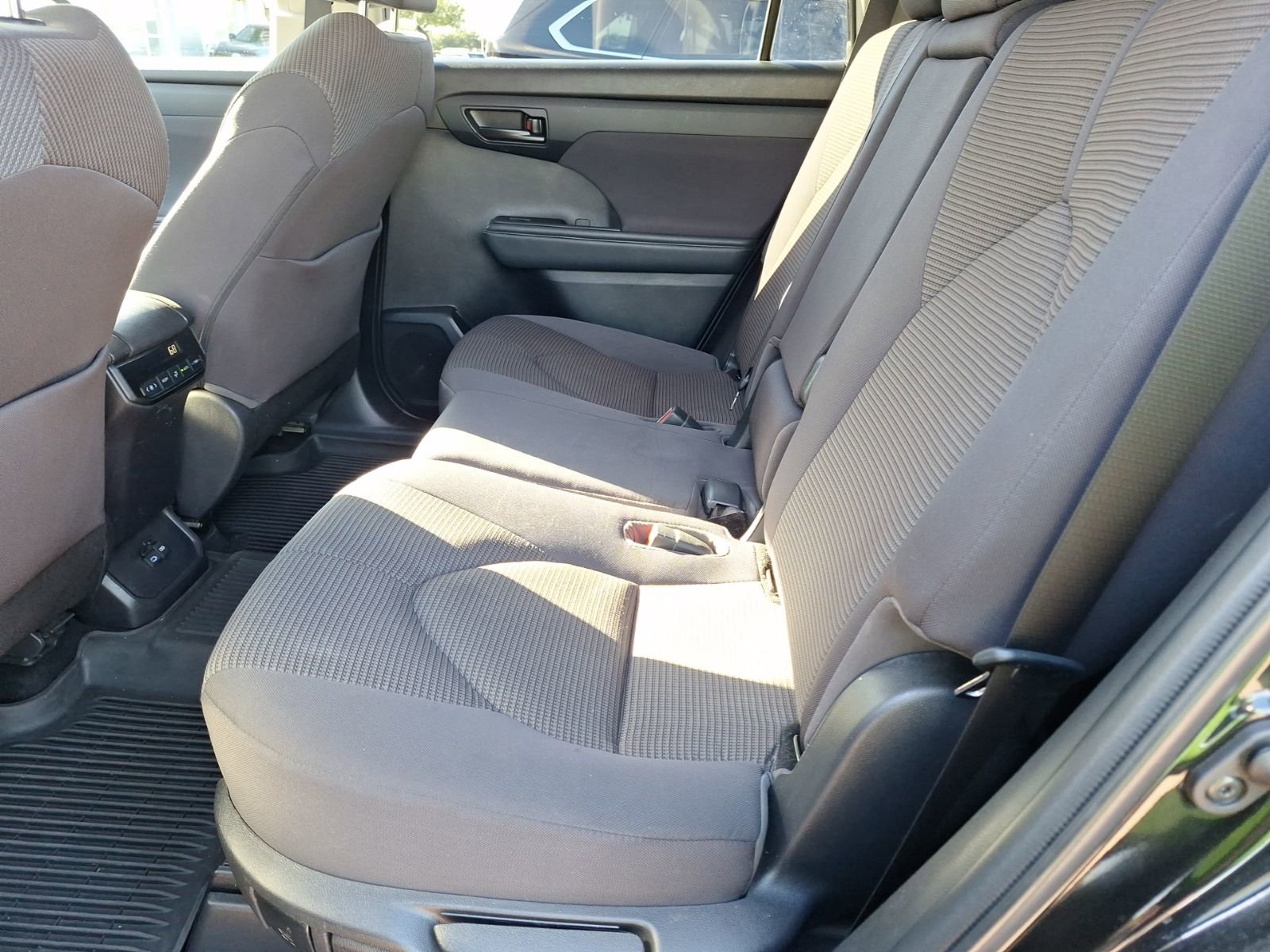 Used 2022 Toyota Highlander L image 27
