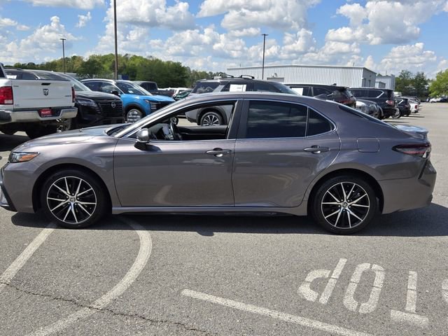 Used 2022 Toyota Camry SE image 2