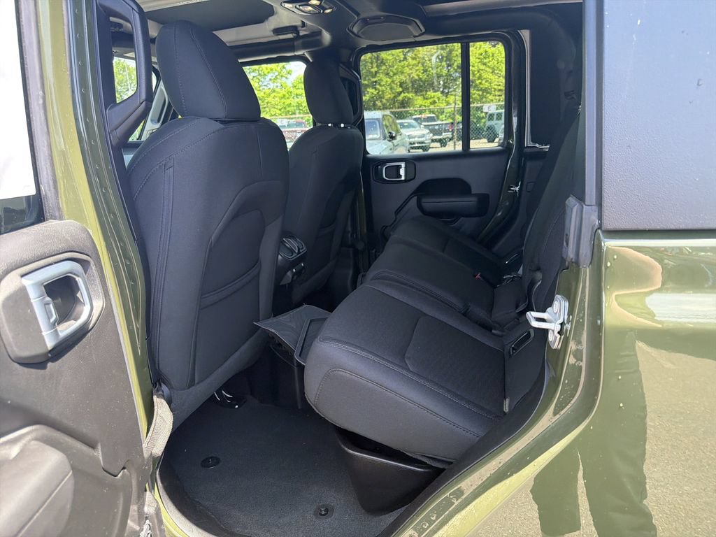 Used 2023 Jeep Gladiator Sport AWD/4WD image 13