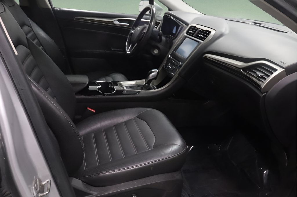Used 2016 Ford Fusion SE w/ Equipment Group 202A FWD image 16