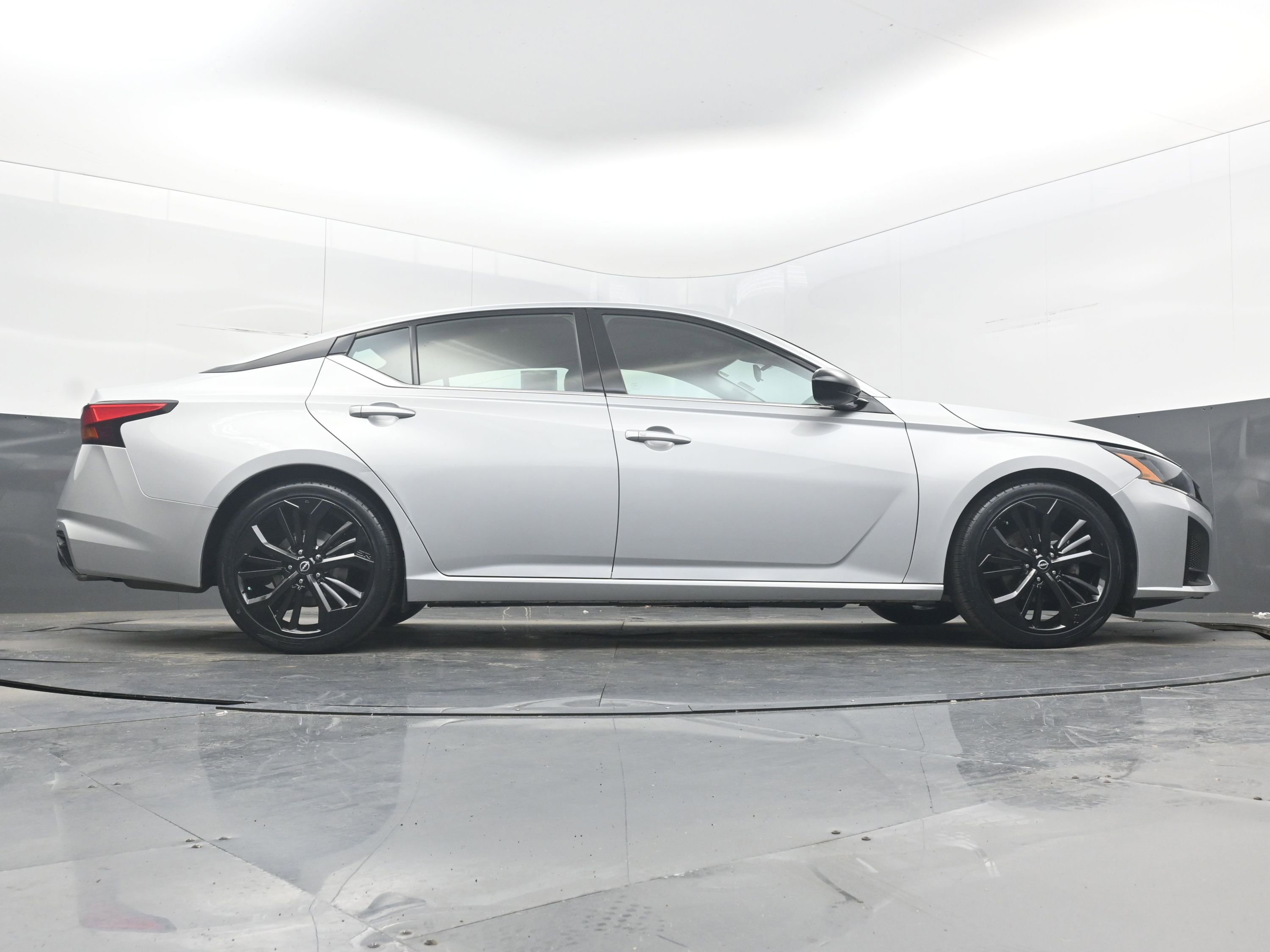 Used 2024 Nissan Altima 2.5 SR FWD image 28