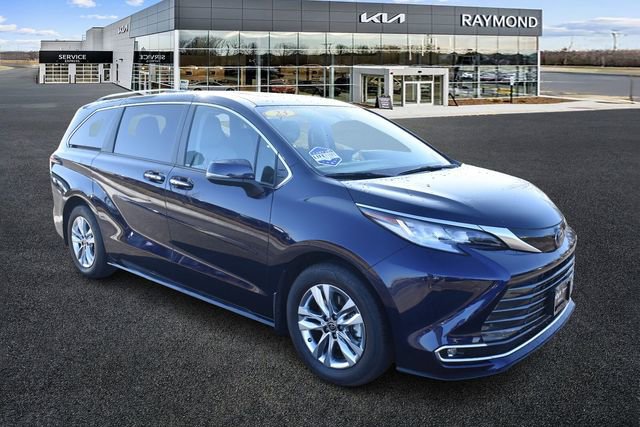 Used 2023 Toyota Sienna Limited image 1