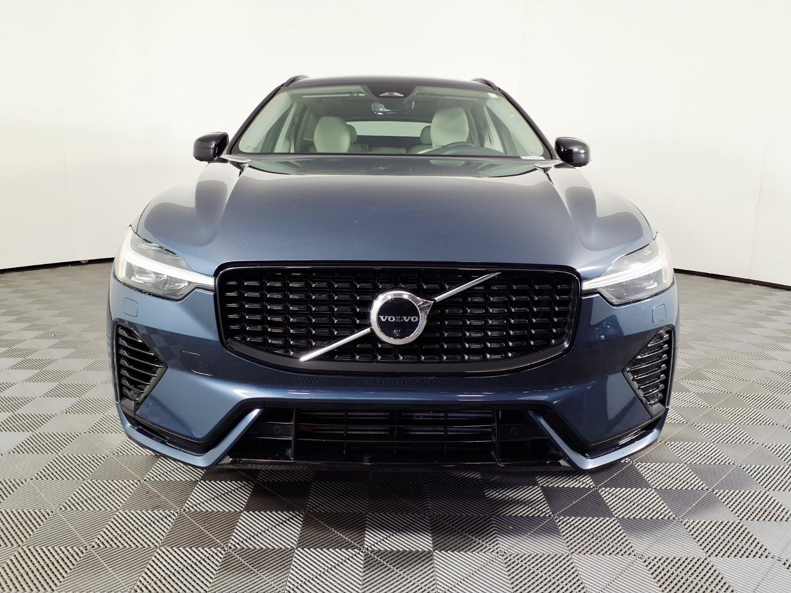 Used 2023 Volvo XC60 T8 Plus AWD/4WD image 2