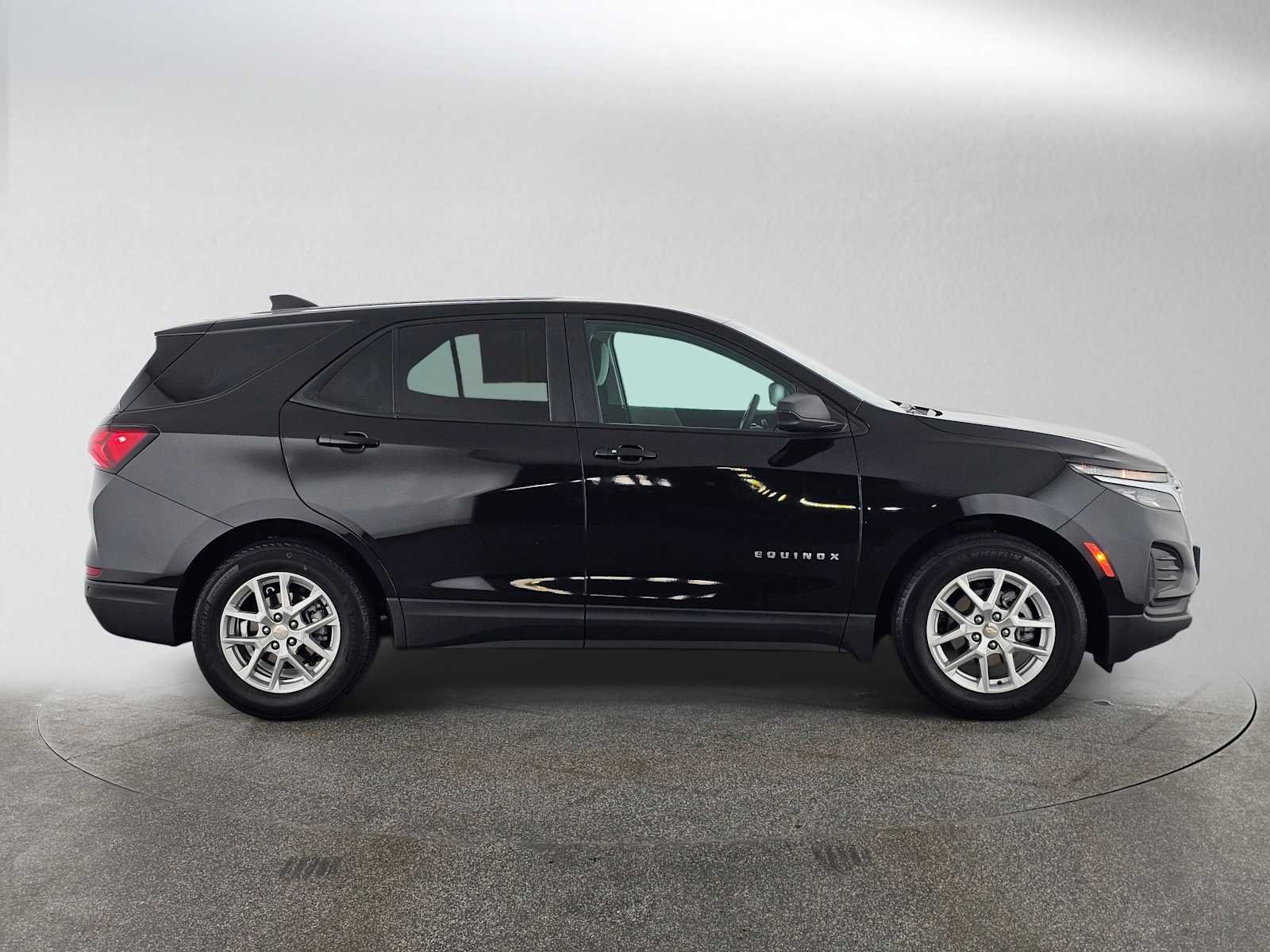 Used 2023 Chevrolet Equinox LS w/ LS Convenience Package FWD image 2