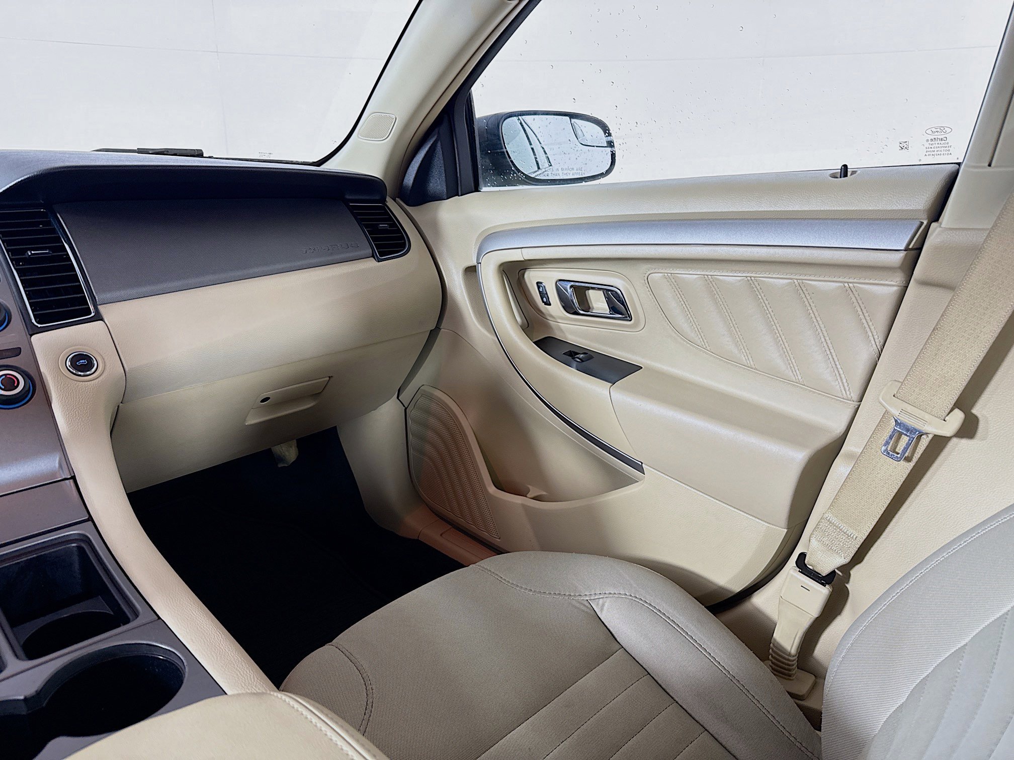 Used 2018 Ford Taurus SE image 25