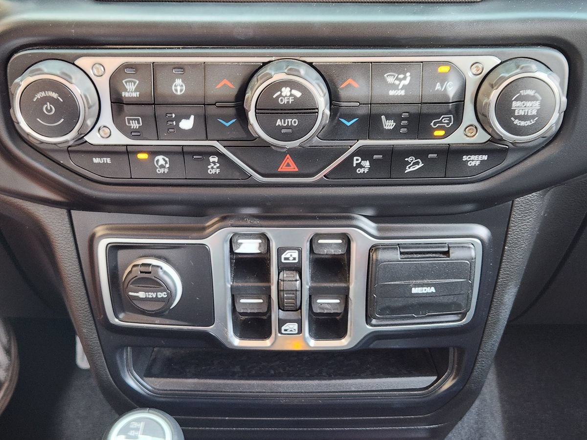 Used 2020 Jeep Wrangler Unlimited Sahara AWD/4WD image 38