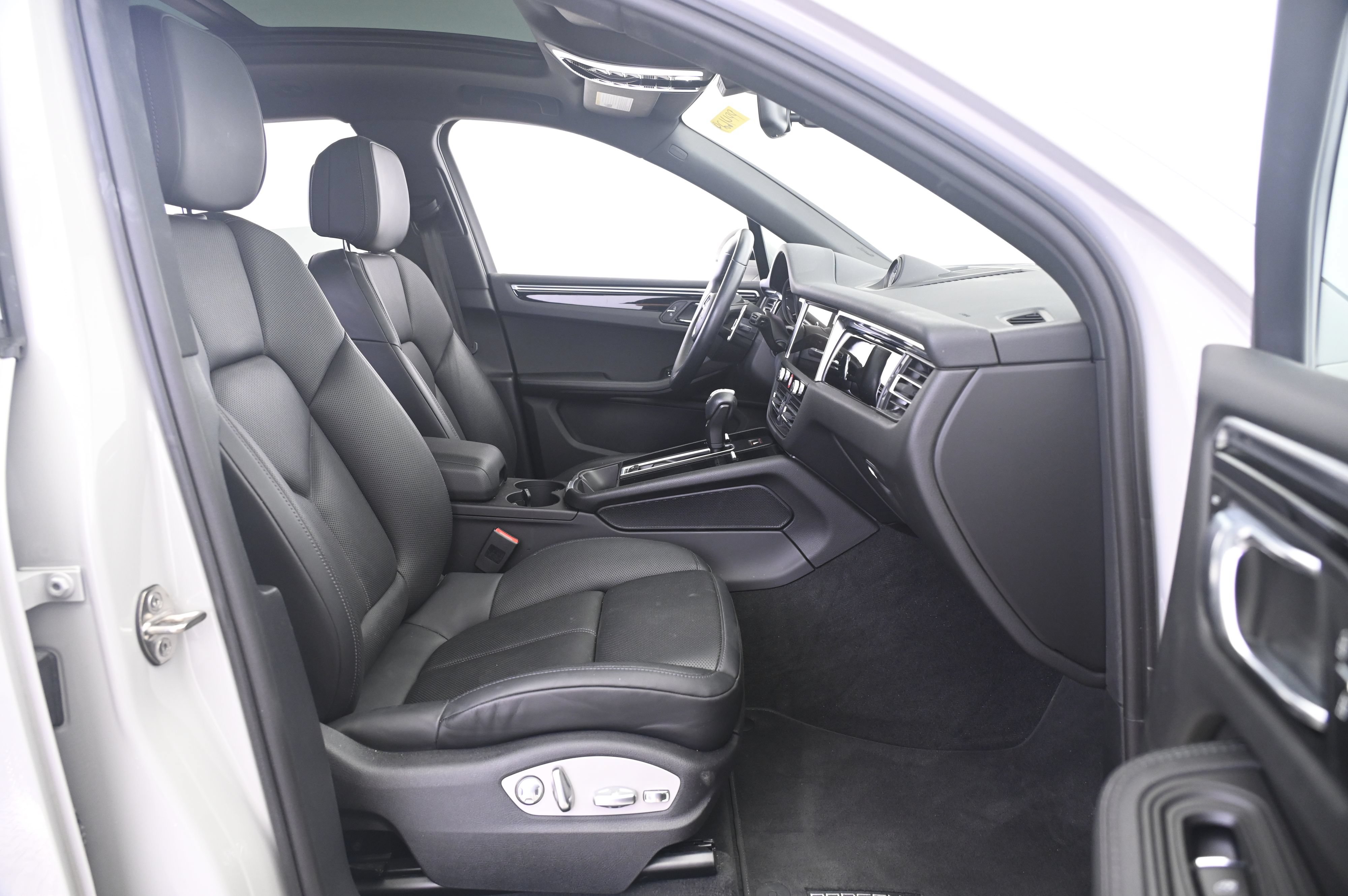 Certified 2023 Porsche Macan AWD/4WD image 23