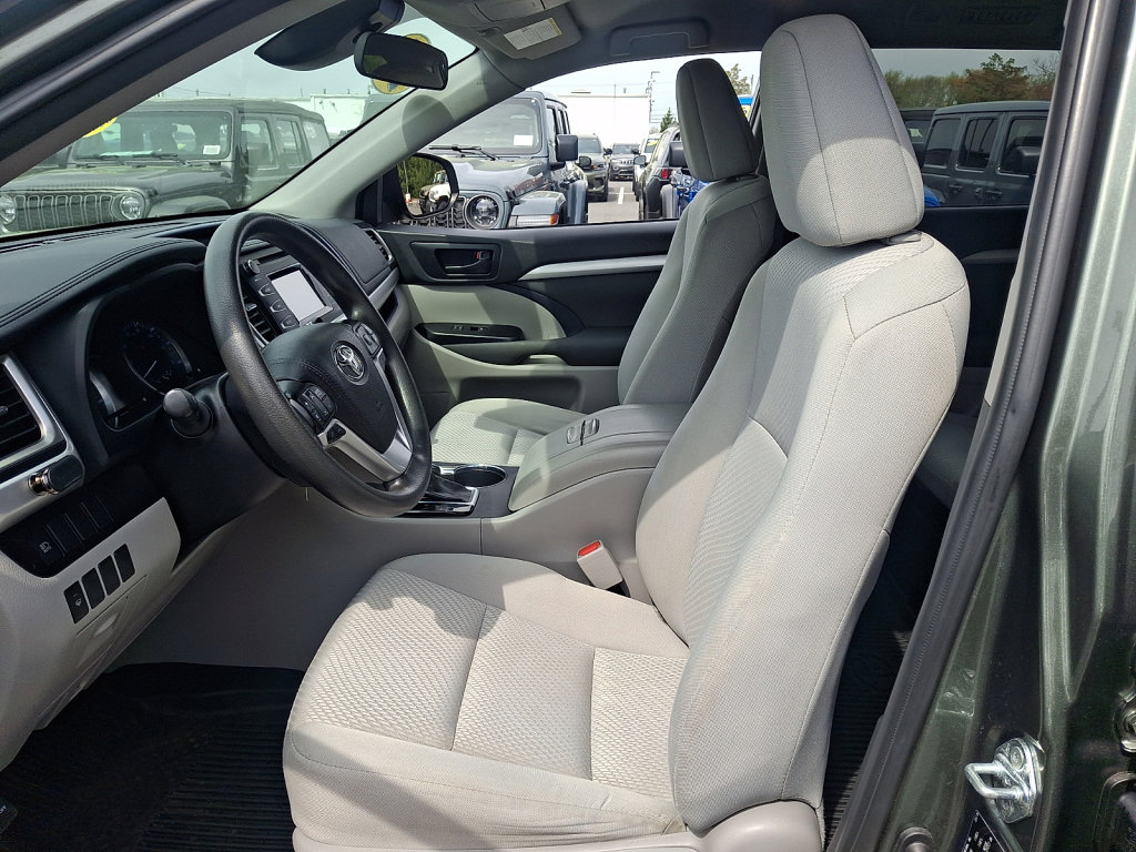Used 2019 Toyota Highlander LE image 23