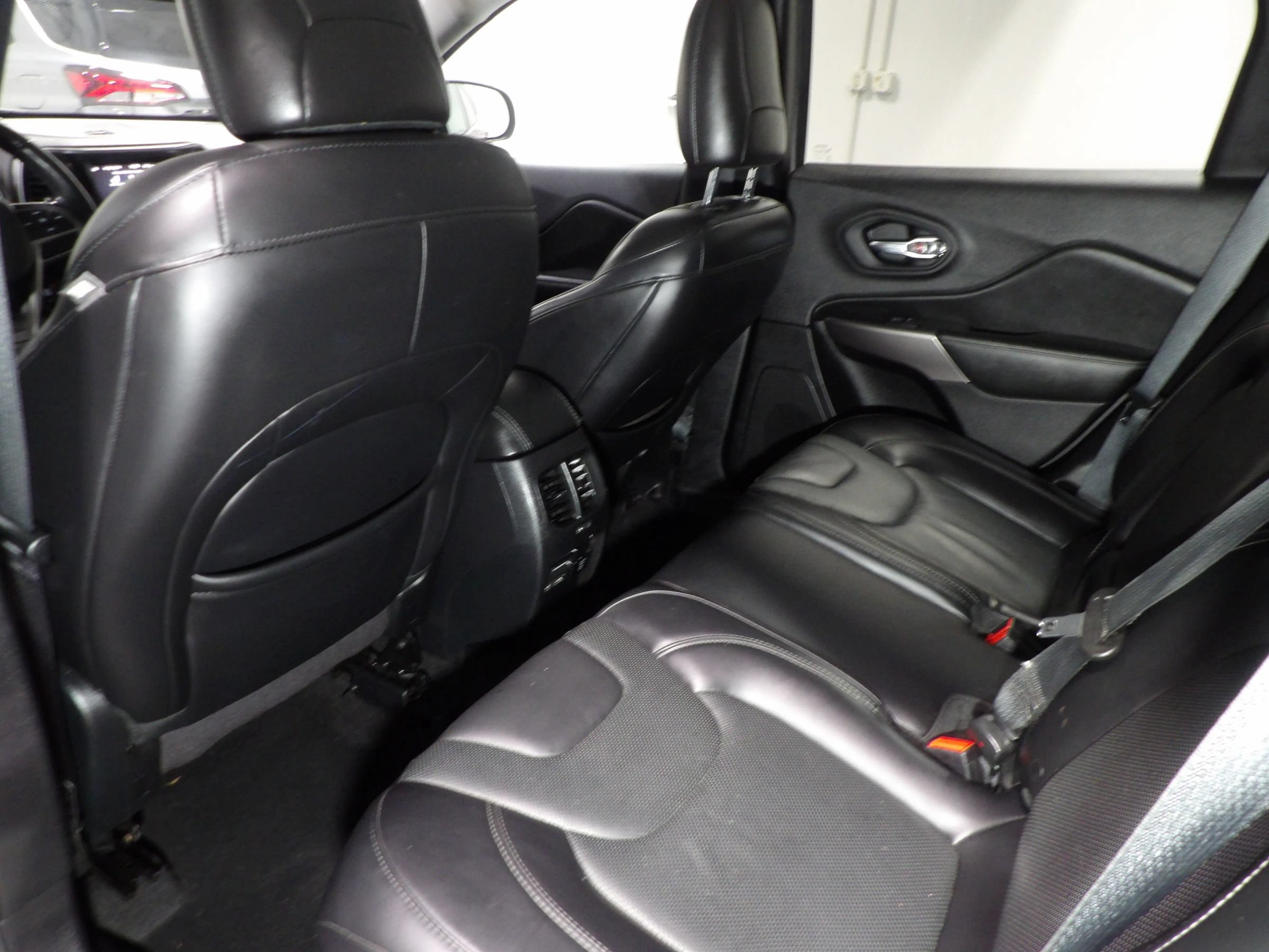 Used 2019 Jeep Cherokee Limited FWD image 9