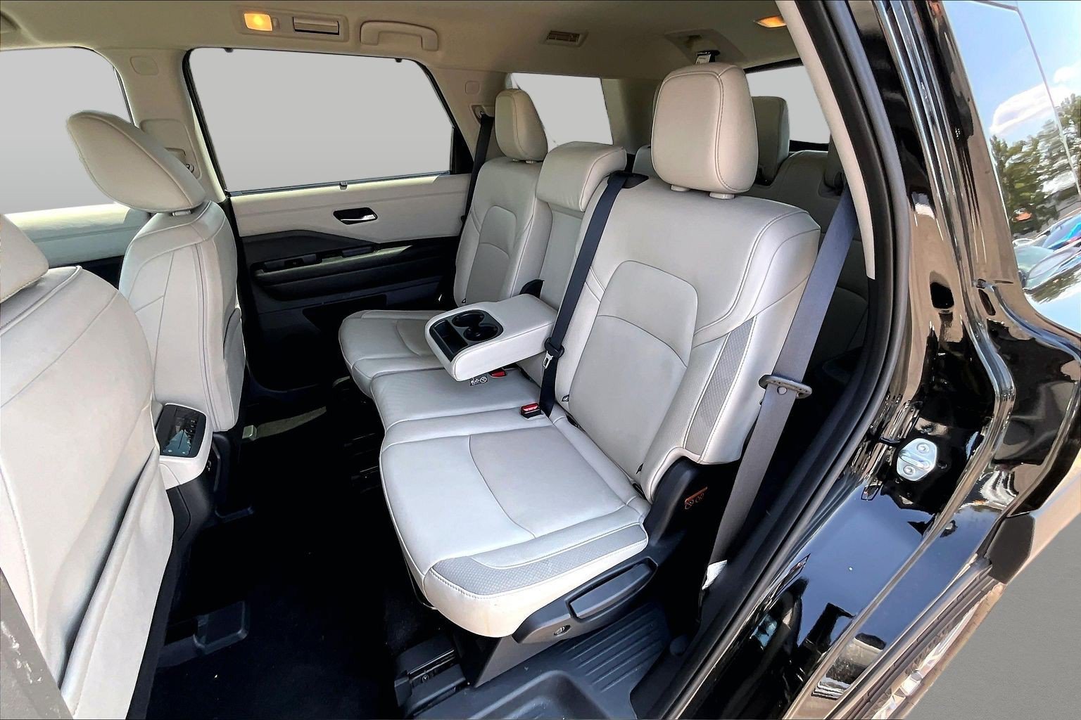 Used 2023 Nissan Pathfinder SL w/ Black Appearance Package FWD image 26