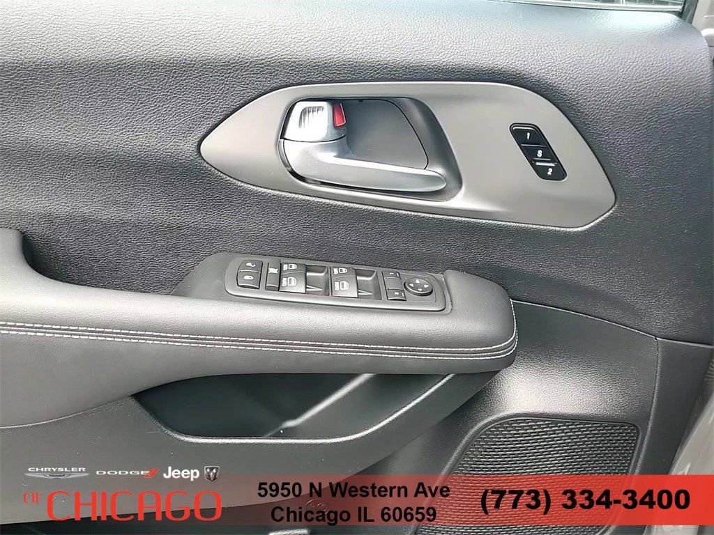New 2025 Chrysler Pacifica Select FWD image 12