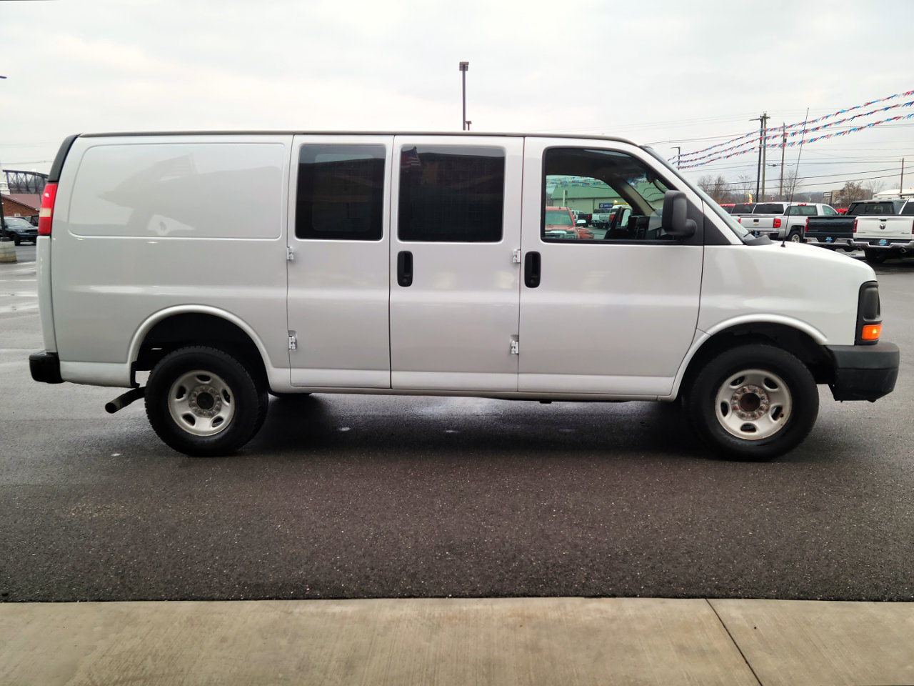 Used 2011 Chevrolet Express 2500 image 18