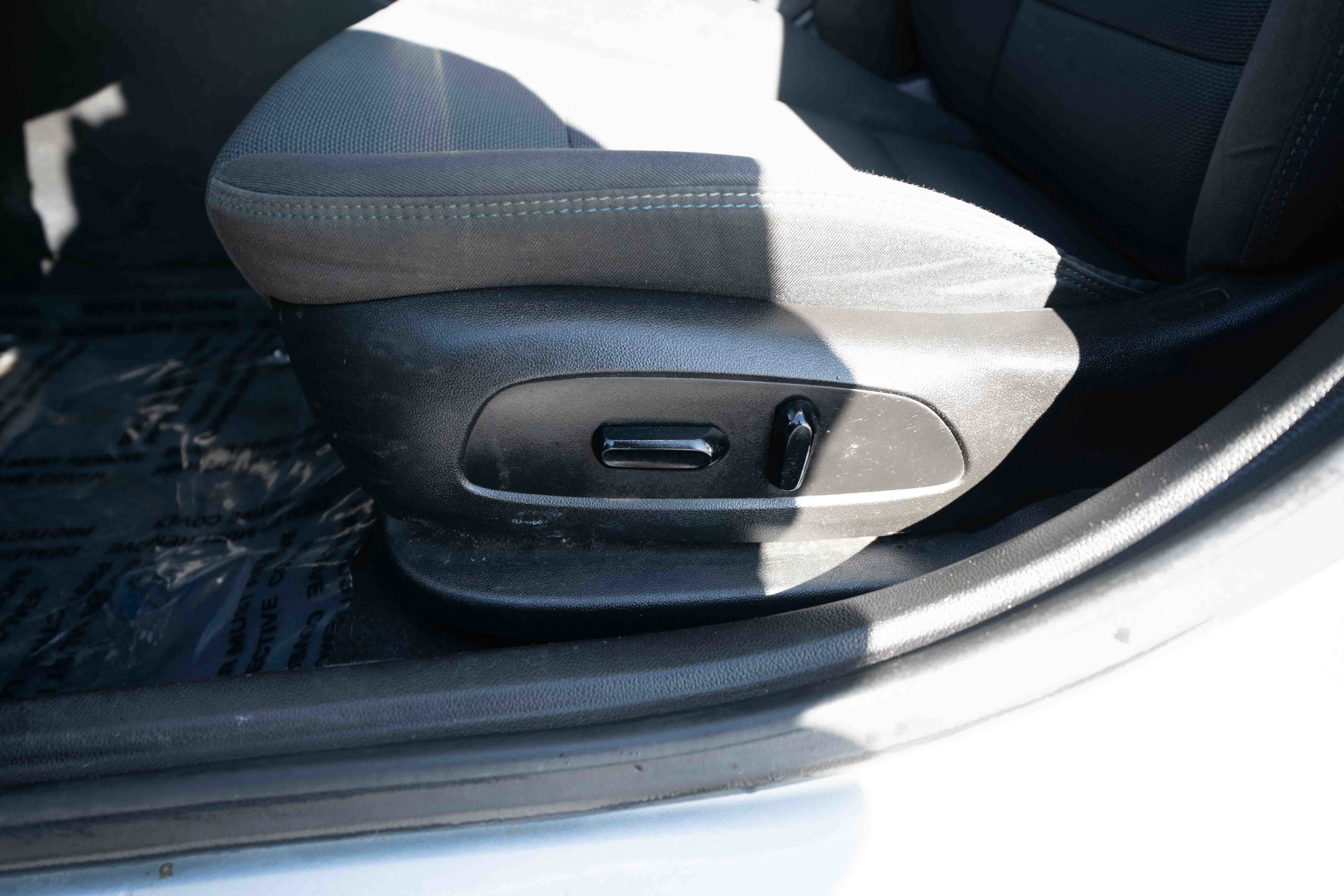 Used 2018 Chevrolet Cruze LT w/ Convenience Package image 12