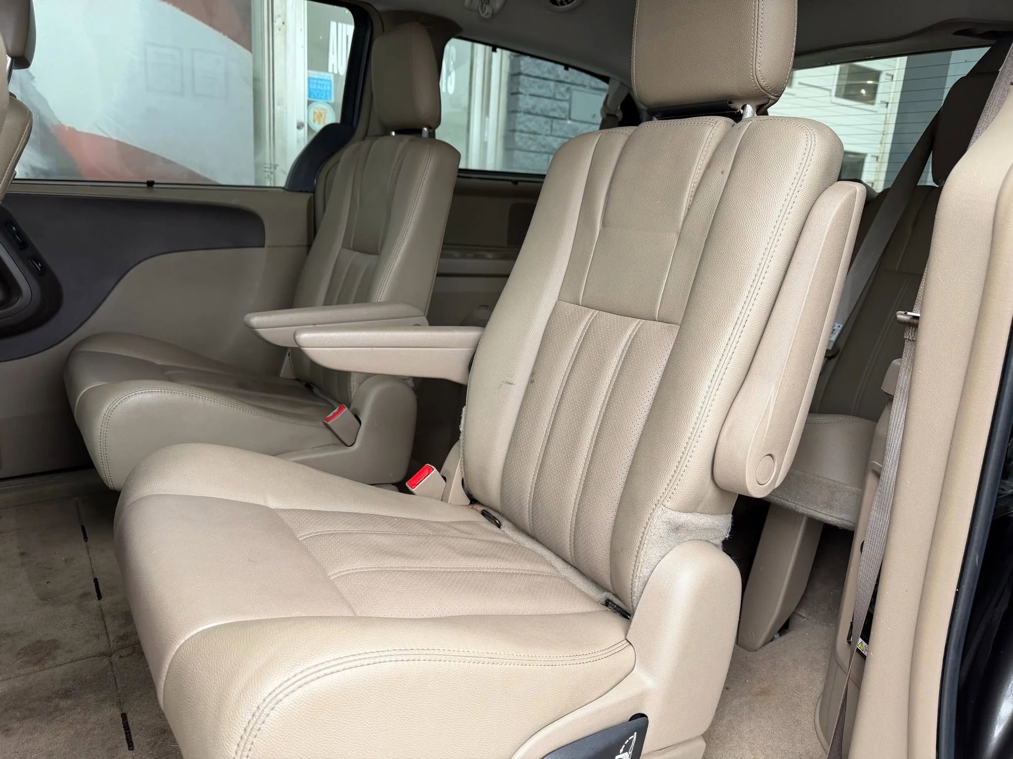 Used 2015 Chrysler Town & Country Touring-L w/ Driver Convenience Group image 11