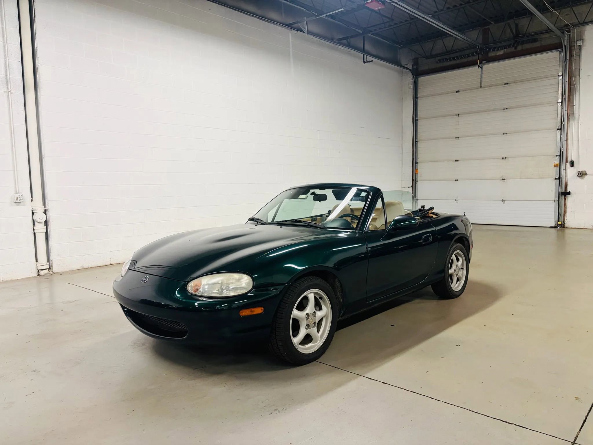 Used 1999 MAZDA MX-5 Miata RWD image 2