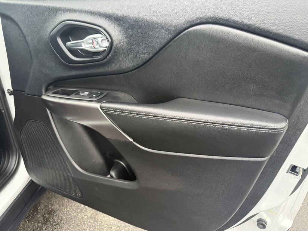 Used 2019 Jeep Cherokee Limited AWD/4WD image 27