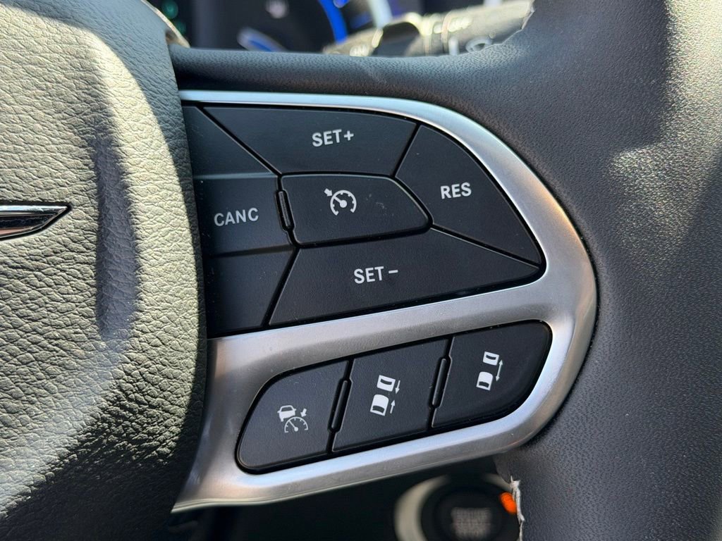 Used 2025 Chrysler Pacifica Select FWD image 15