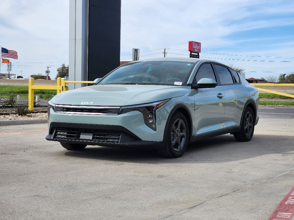 New 2025 Kia K4 LXS image 2