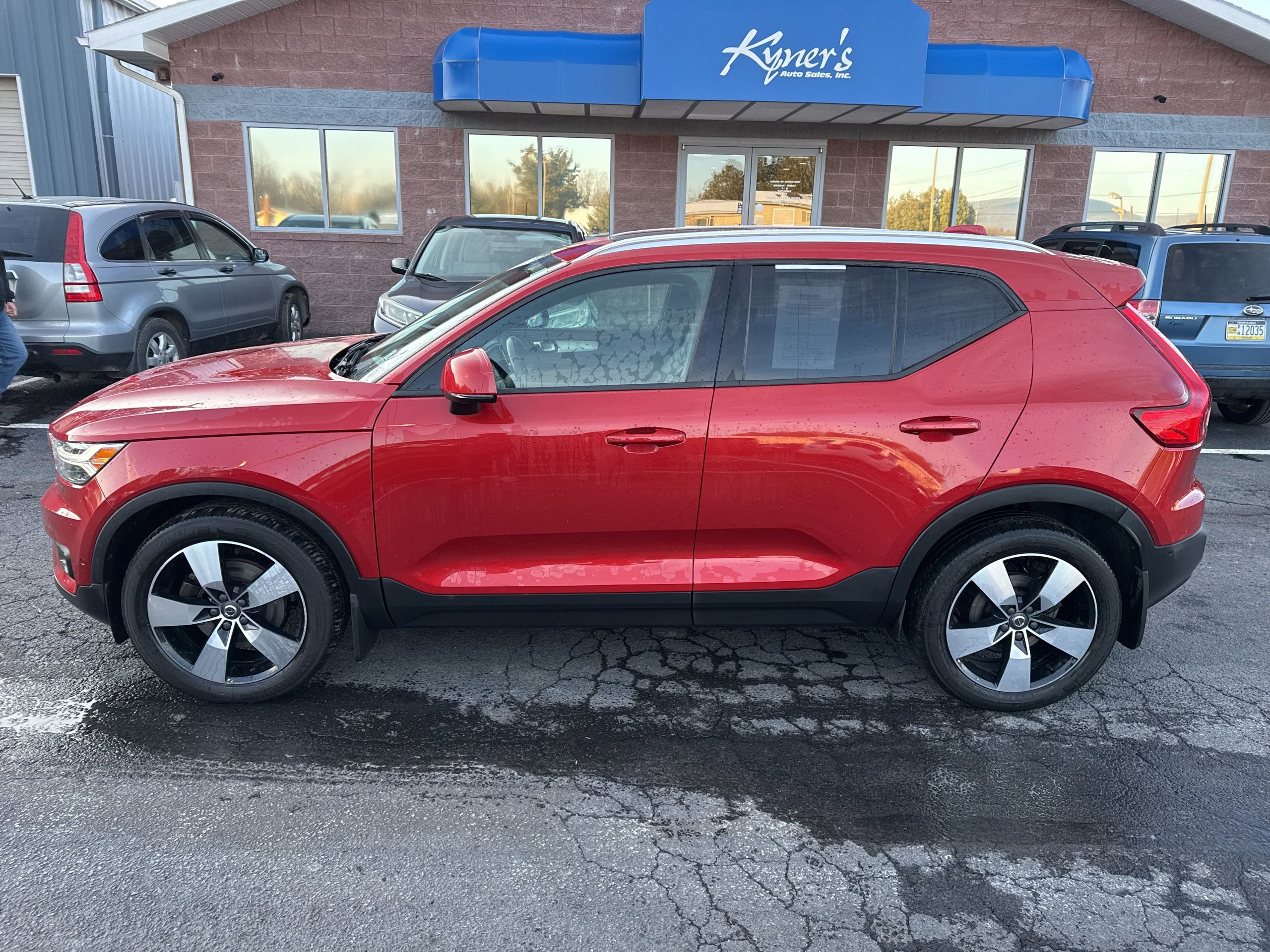 Used 2019 Volvo XC40 T5 Momentum image 3