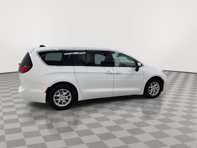 Used 2024 Chrysler Pacifica Touring-L FWD image 11