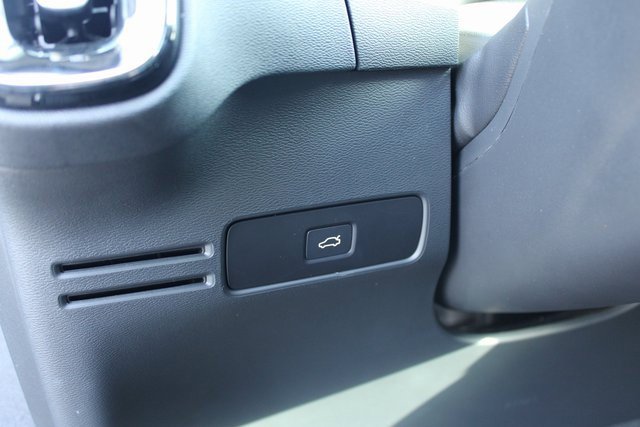 Used 2025 Volvo XC40 B5 Plus image 16