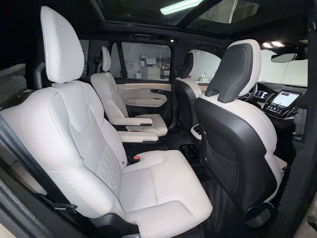 Used 2025 Volvo XC90 B6 Plus AWD/4WD image 16