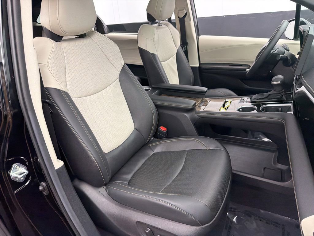 Used 2025 Toyota Sienna Platinum image 38