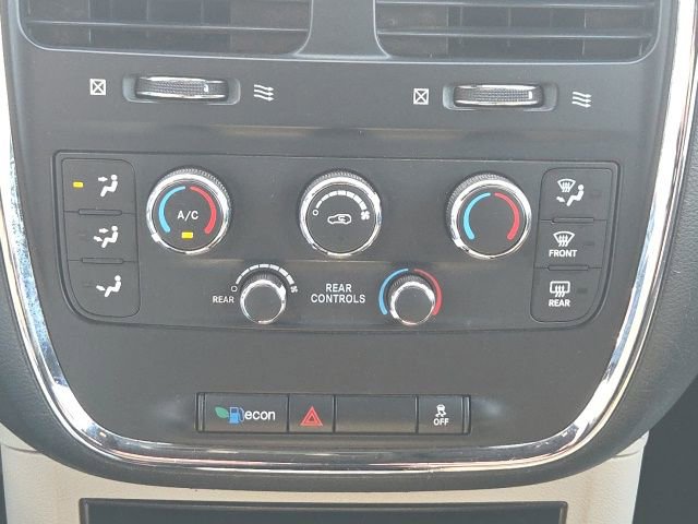 Used 2016 Dodge Grand Caravan SE image 29