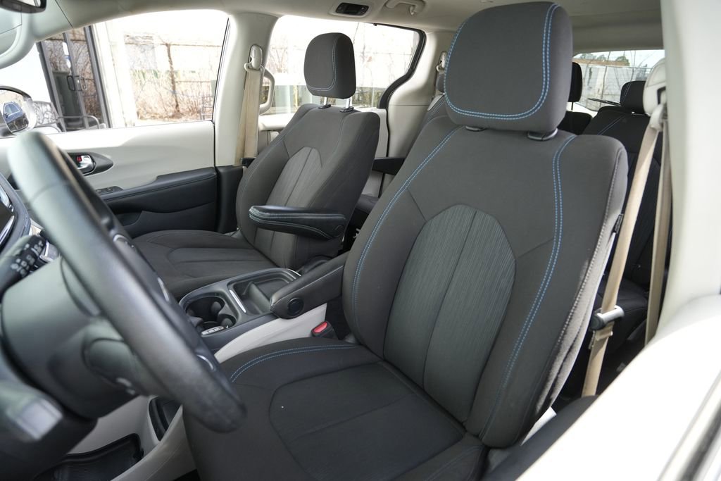 Used 2021 Chrysler Pacifica Touring image 19
